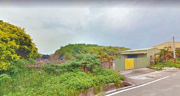 新竹市金城湖賞鳥區附近1處私有地遭人傾倒廢棄土,地主向市議員田雅芳求助,市府表示將會深入調查。(田雅芳提供)
