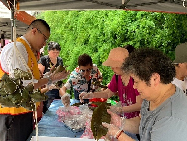 端午節期間,社區不時能看見永慶房屋人員,穿著背心,穿梭在社區裡,不論是活動贊助、人力資源,皆不遺餘力全心投入。(圖/永慶房屋)