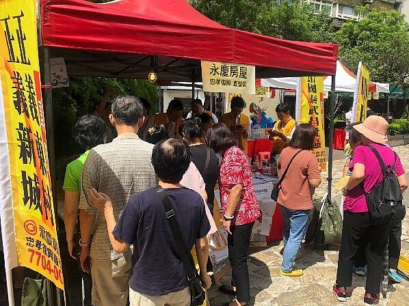 台北大安區光武里里長在柳公圳公園舉辦「端午節活動暨小農市集」,讓里民彼此認識,團圓同慶,活絡社區。(永慶房屋)