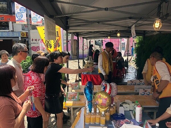 永慶房屋自製桌上龍舟遊戲檯,讓民眾感受划龍舟樂趣,順利過關者,還能拿到禮物,現場報名人潮踴躍。(圖/永慶房屋)