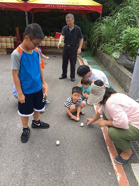 永慶房屋興隆店辦立蛋比賽,社區民眾共享歡樂時光。(圖/永慶房屋)