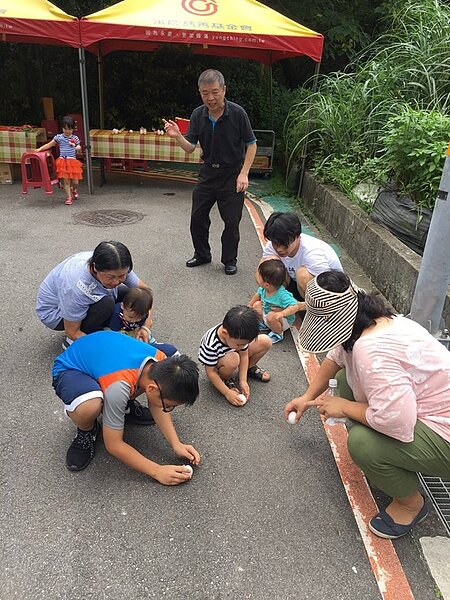 永慶房屋興隆店辦立蛋比賽,社區民眾共享歡樂時光。(圖/永慶房屋)