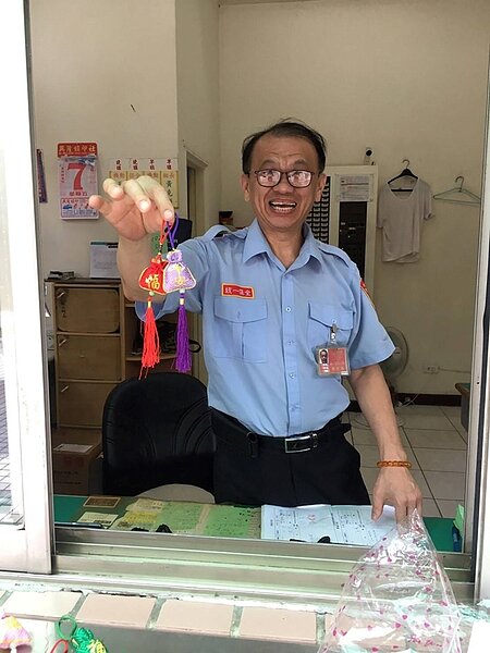 貼心的永慶房屋,也準備許多端午節特有的造型香包,可以佩帶在腰際或包包,每位里民開心的領香包,感受濃濃的傳統節日文化氣氛。(圖/永慶房屋)