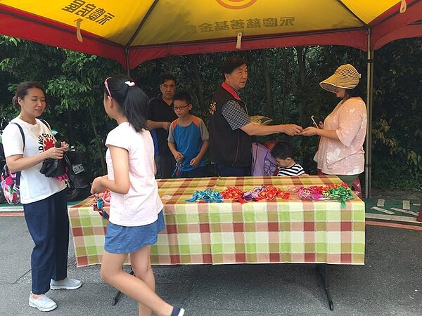 貼心的永慶房屋,也準備許多端午節特有的造型香包,可以佩帶在腰際或包包,每位里民開心的領香包,感受濃濃的傳統節日文化氣氛。(圖/永慶房屋)