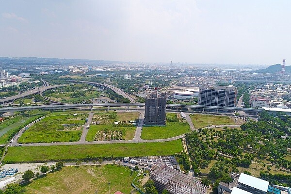 中正高工、高科大文教區土地9日開標,合計總底價17億7060 萬2380元。(圖/高雄地政局)