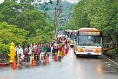 單日近15萬人次　掃墓公車起跑