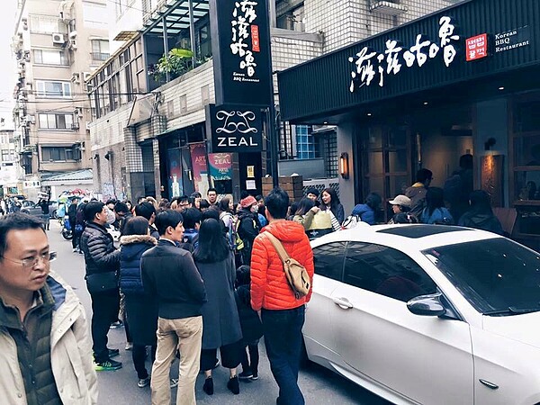 納豆當年雄心壯志打造燒肉王國「滋滋咕嚕」,在東區開幕時大排長龍一位難求,今年卻全面收攤。(圖/納豆臉書)