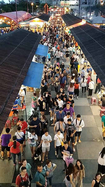 人潮湧進東大門夜市周邊。記者余衡/攝影