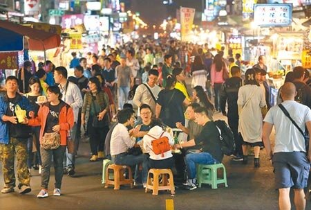 韓流加持，高雄觀光旅遊產業蓬勃發展，旅遊、飯店等高雄概念股表現佳。圖為高雄夜市人潮滾滾。   （本報資料照片） 