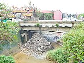 後壁厝排水幹線　又被濫倒廢土