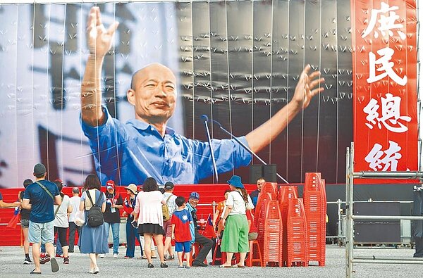 高雄市長韓國瑜第2場「決戰2020─贏回台灣」造勢大會，8日將在花蓮登場，主舞台韓國瑜大照片一布置，大批民眾爭相留影。（圖／中時季志翔攝）