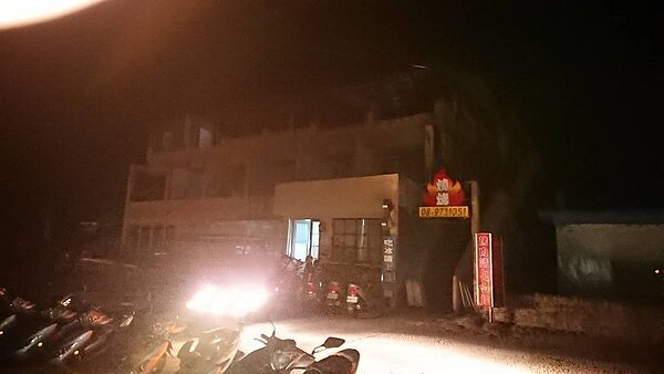 遊客大多用電大增,導致蘭嶼今晚一度全島大停電。記者羅紹平/翻攝