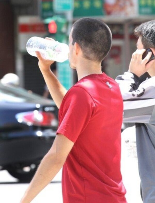 成人每年至少吃下5萬個塑膠微粒！喝瓶裝水比自來水慘(聯合報)