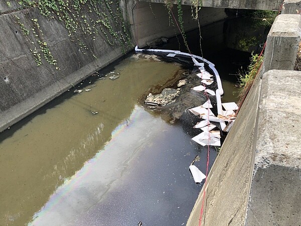 台南麻豆大排下營段今天發現重油汙染長達數公里，環保局緊急展開除汙並追查汙染源。圖／環保局提供