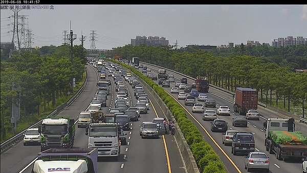 今天上午國1北上351.5k事故,回堵4公里。(圖/高公局提供)