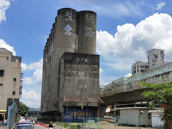 員林鐵路倉庫被列為彰化縣歷史建築，因閒置多年，附近變成市區髒亂點，縣府和市公所攜手活化，希望成為員林另一處新亮點。 記者何烱榮／攝影

