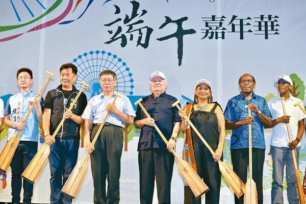 台北市長柯文哲（左三）昨出席台北國際龍舟錦標賽開幕典禮，與國內外貴賓一同為活動揭開序幕。 （記者林伯東／攝影）