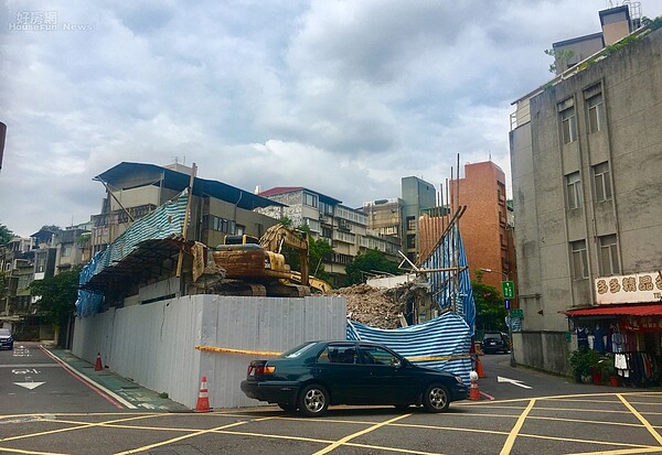 台北市中心老房子多,改建速度緩慢。圖為東門捷運站附近連雲街上的改建案。 楊欽亮 / 攝影