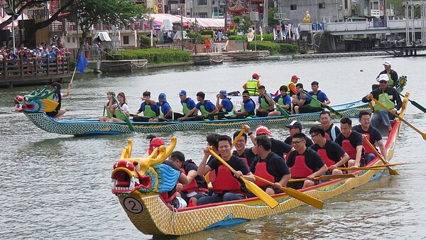 桃園市市長盃龍舟賽,今天在龍潭大池舉辦開幕式及龍舟示範表演賽。記者張弘昌/攝影
