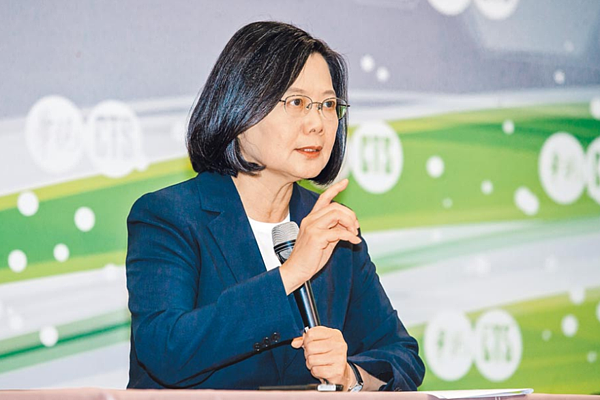 民進黨總統初選電視政見發表會8日登場,蔡英文總統於會後記者會受訪表示,「賴前院長的施政藍圖就是我現在正在蓋的房子」,房子蓋一半,不要換師傅。(郭吉銓攝)