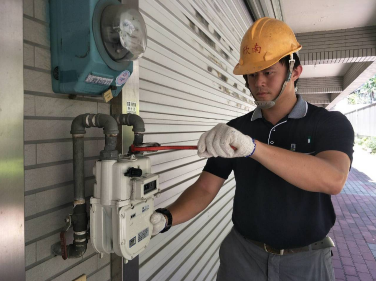 台南市府鼓勵換換裝微電腦瓦斯表,強震時有遮斷等功效,減少災害發生。圖/市府經發局提供