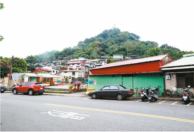 蟾蜍山的歷史建築目前均以紅色鐵皮包覆,看不見屋內景況。 圖/聯合報系資料照片