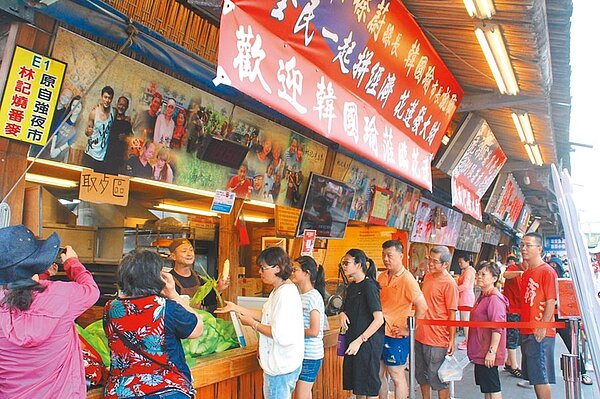 花蓮東大門攤商林記燒番麥老闆林上哲(左三)送出1000支玉米、2000斤西瓜招待韓粉。(圖/張祈攝)