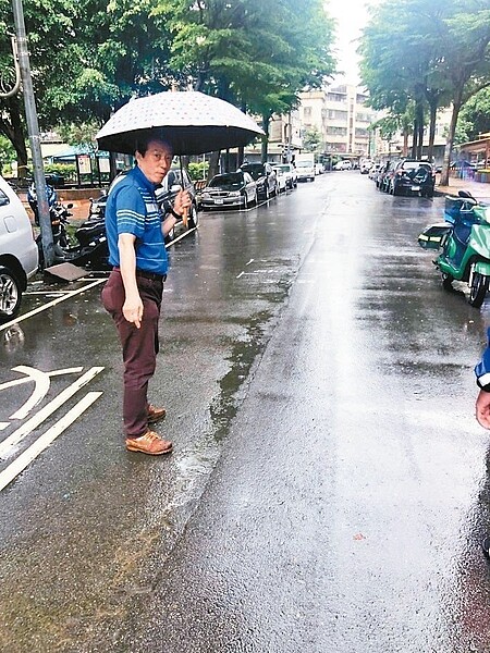 北市議員李明賢表示,內湖區投訴路不平案件成長幅度驚人。 (圖/議員李明賢提供)