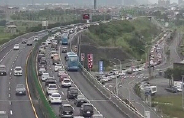 端午節收假日下午,國五北上車道從雪隧前回堵5.5公里,圖中右側的宜4交流道也回堵1公里。(圖/ 高公局國道交通即時路況)