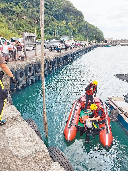 新北市金山區的水尾漁港9日上午發生兩起戲水意外,警消出動消防船艇和空勤總隊出動直升機分別將3人救起,幸未釀成憾事。(譚宇哲翻攝)