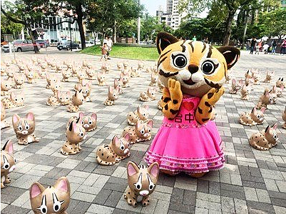 「台中購物節」7月10日登場,城市吉祥物「樂虎」昨也趁著端午連假前往美術園道宣傳,與200隻紙雕藝術石虎展現壯大宣傳陣容。圖/台中市政府提供