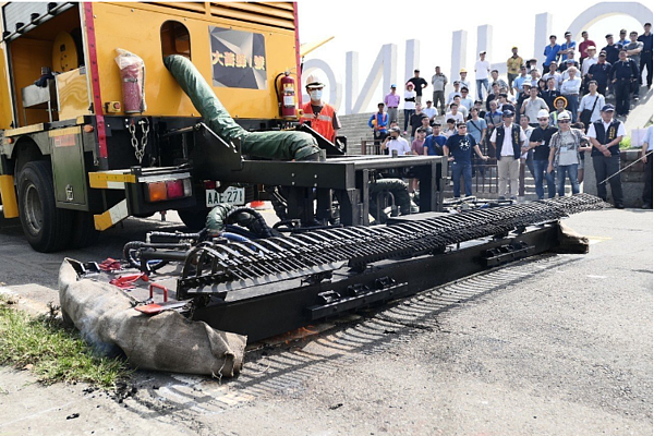 台中市政府引進「公路醫生」 修道路坑洞，標榜可熨斗燙平路面不平。圖／台中市建設局提供