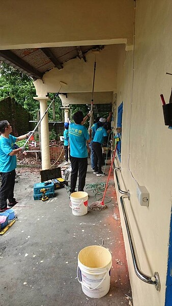 志工群替簡家阿嬤重新粉刷房子。記者徐白櫻/翻攝