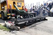 台中「公路醫生」熨平路面　微創手術減少人孔蓋落差