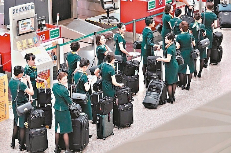 長榮空服員7日取得合法罷工權,勞動部邀長榮、工會今召開重啟協商會前會,長榮航空表示將出席。 本報系資料庫