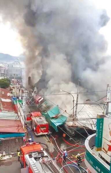 埔里鎮第3市場，9日發生火災，濃煙密布，火勢猛烈。（民眾提供）