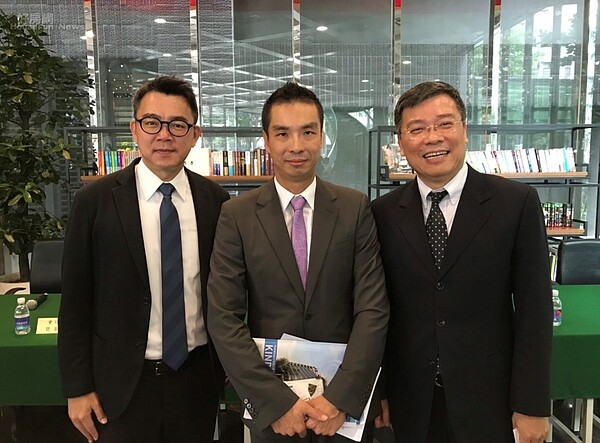 冠德建設10日召開股東會,冠德建設董事長馬志綱(中)、冠德建設總經理洪錦欽(右)、冠德建設業務部副總張勝安(左)皆出席。李彥穎攝