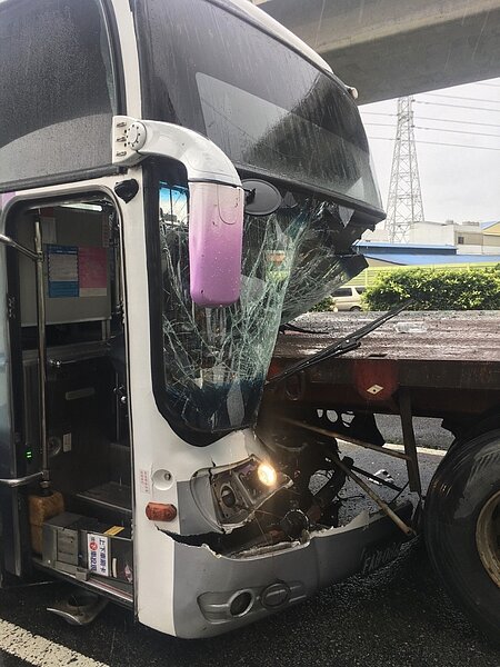 國道1號桃園51.4公里南下路段發生嚴重車禍事故，造成1名司機ohca重傷、8人受傷，南下國道大塞車。記者曾增勳／翻攝
