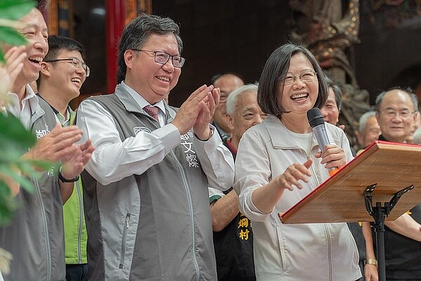 蔡英文參拜景福宮後向桃園鄉親說明執政團隊這三年多來的成果。（圖／總統府）