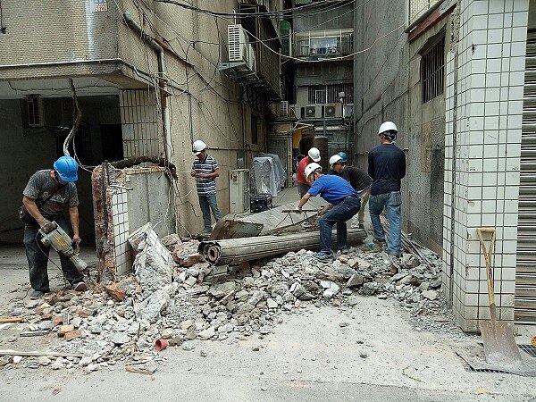 拆了！游錫堃臉書陳情25天，霸王違建終遭北市府強拆。（圖／北市建管處）