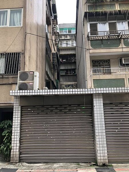 游錫堃臉書陳情大安區四維路一處防火巷遭違建擋住出路。（圖／游錫堃臉書）