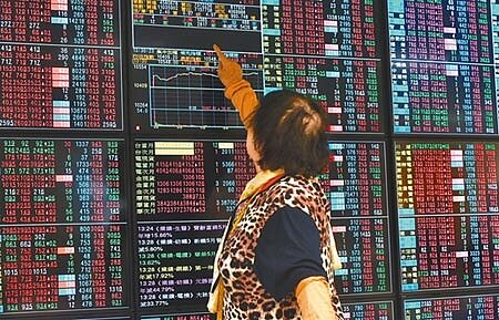 美股在端午連假期間大漲,包含台股在內等亞股10日普遍走揚,但在陸美貿易戰影響下,台股下半年恐會有劇烈波動。(顏謙隆攝)