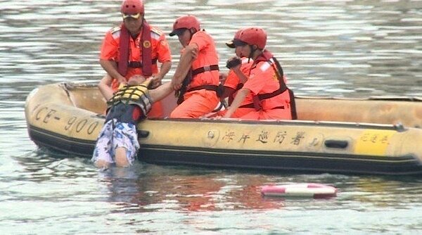 海巡署東部分署演練民眾落水救援。圖/海巡署東部分署提供