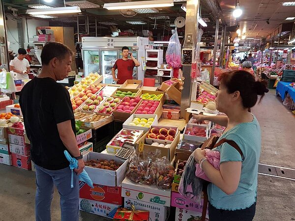 台北農產運銷公司指出,今天蔬菜、水果到貨量與價格都較休市前增加,其中水果因農民預估今天起連續3天豪雨,如火龍果等有提早採收、貨量暴增情況。記者翁浩然/攝影