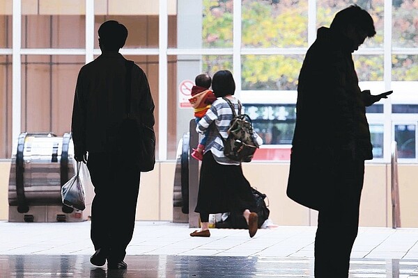 人力銀行指出,大學畢業新鮮人對第一份正職工作的薪資期待值已經連續三年下修。 本報資料照片