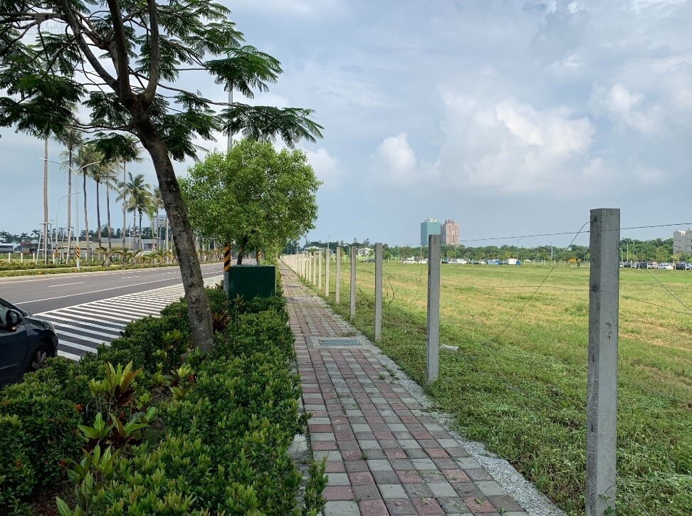 台南市的「南台南副都心」區段徵收區工程,遭地方議員和民眾批評人行道、腳踏車道路面高低破損。照片台南市地政局提供