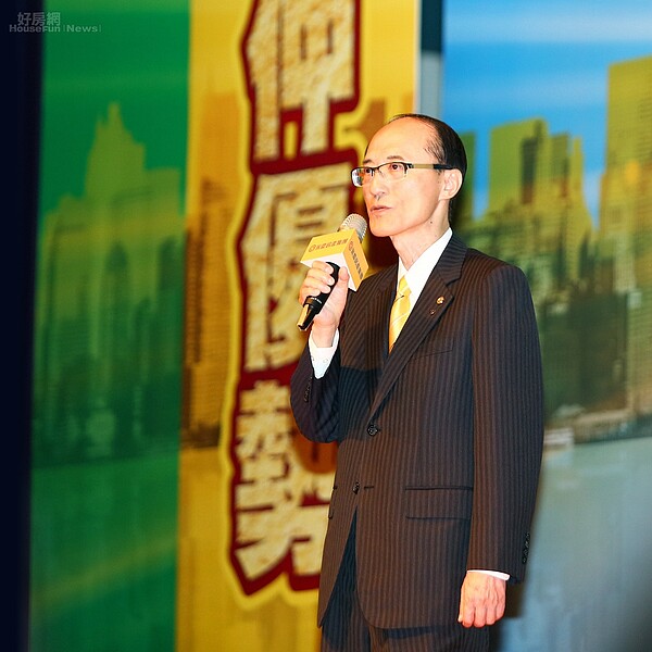 永慶房產集團董事長孫慶餘:堅持「先誠實再成交」的精神,提供優質服務,提升客戶滿意度。(永慶房屋提供)