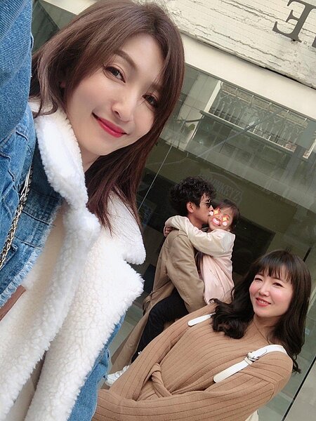 阿翔(中)和老婆Grace(左)及謝忻今年初曾一起吃飯,幾個人還大方拍了合照。圖/Grace提供