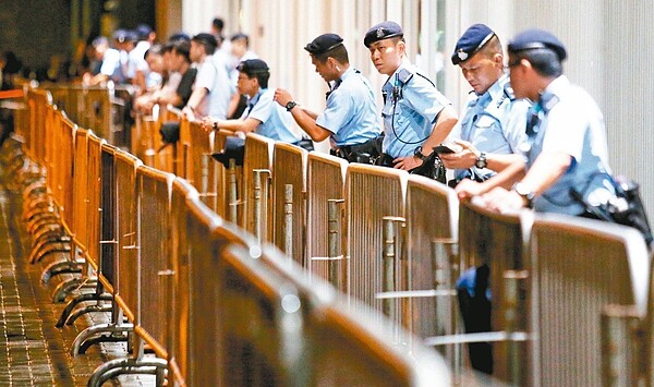 引發百萬港人上街抗議的「逃犯條例」修正案，今天將由香港立法會進行二讀辯論，香港民陣發動包圍立法會行動。昨晚香港立法會綜合大樓外架起雙層柵欄，大批警力戒備。 特派記者王騰毅／攝影