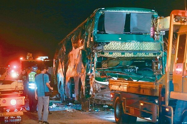 阿羅哈遊覽車,昨天深夜在中山高彰化戰備道翻覆車禍造成3死11傷2人無礙。 本報資料照片